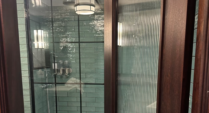 Tualeti pa derë, trendi i ri në hotele që po mërzit klientët