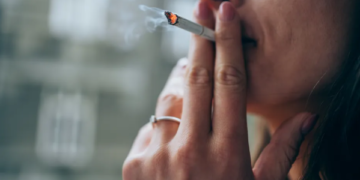 Studimi alarmues: Pirja e duhanit para moshës 20 vjeç dyfishon rrezikun e atakut në zemër