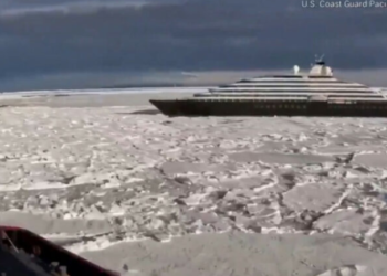 Anija luksoze turistike bllokohet në akujt e Antarktidës