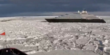 Anija luksoze turistike bllokohet në akujt e Antarktidës