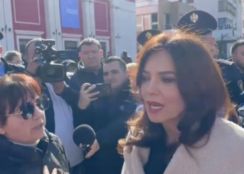 “T’ju vijë turp, për çfarë vini këtu?” – Spiropalit i del situata nga kontrolli në Vlorë, tregtarët i sulen pas urdhrit për zhvendosje