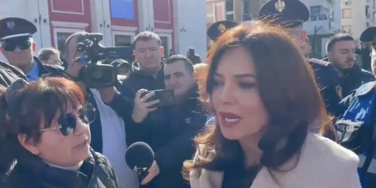 “T’ju vijë turp, për çfarë vini këtu?” – Spiropalit i del situata nga kontrolli në Vlorë, tregtarët i sulen pas urdhrit për zhvendosje