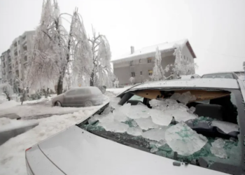 Moti ekstrem mbërthen kontinentin, vazhdojnë anulimet e fluturimeve në Europë