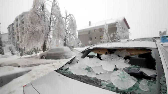 Moti ekstrem mbërthen kontinentin, vazhdojnë anulimet e fluturimeve në Europë