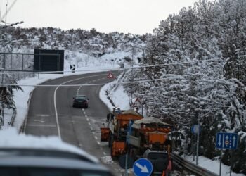 Borë e dendur, ndalohet qarkullimi i kamionëve në Qafë Thanë