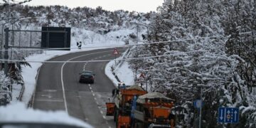 Borë e dendur, ndalohet qarkullimi i kamionëve në Qafë Thanë