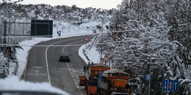Borë e dendur, ndalohet qarkullimi i kamionëve në Qafë Thanë