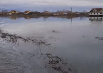 Fundjavë me reshje e shtrëngata, zonat më problematike