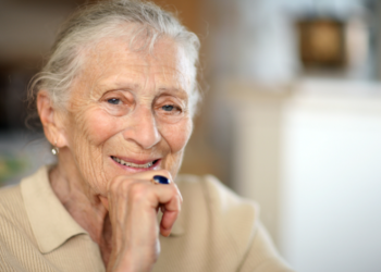 Jetojmë më gjatë, por plakemi më shpejt. Pse ndodh?