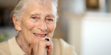 Jetojmë më gjatë, por plakemi më shpejt. Pse ndodh?