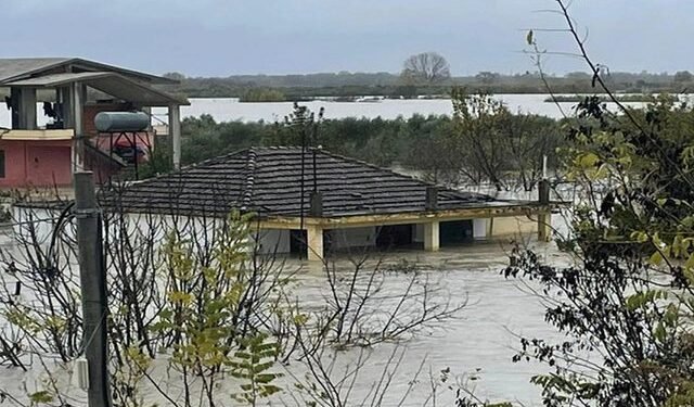 URGJENT! Vjosa del nga shtrati, URDHËROHET evaukimi i banorëve në Novoselë