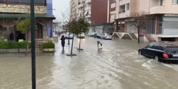 Reshjet intensive përfshijnë vendin, përmbytje dhe bllokime në disa zona