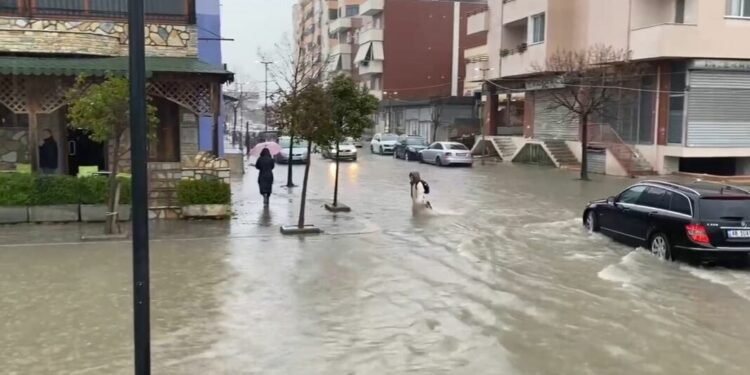 Reshjet intensive përfshijnë vendin, përmbytje dhe bllokime në disa zona