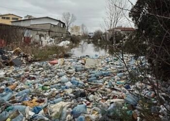 Rama: Shishet plastike të hedhura kudo kanë bllokuar kanalet, prandaj ka përmbytje: Shqipërinë e duam vetëm në stadium