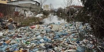 Rama: Shishet plastike të hedhura kudo kanë bllokuar kanalet, prandaj ka përmbytje: Shqipërinë e duam vetëm në stadium