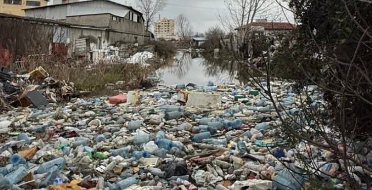 Rama: Shishet plastike të hedhura kudo kanë bllokuar kanalet, prandaj ka përmbytje: Shqipërinë e duam vetëm në stadium