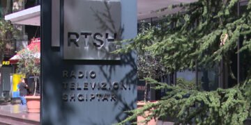 RTSH, mes detyrimit publik dhe prangave politike