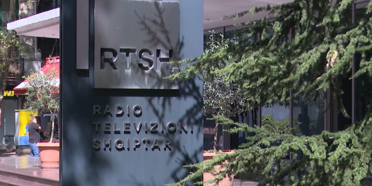 RTSH, mes detyrimit publik dhe prangave politike
