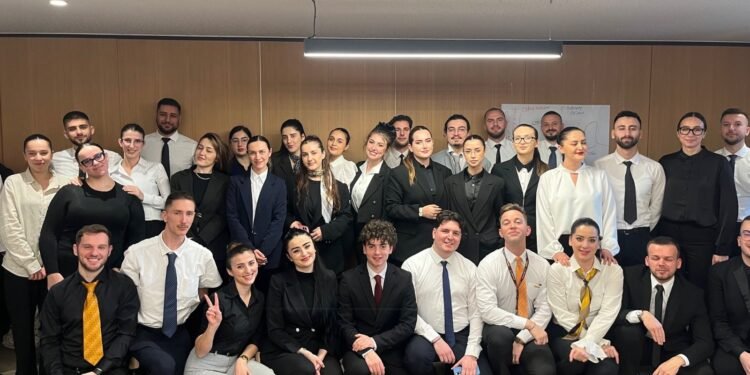 Ryanair tregon profesionalizmin e trajnimit të ekuipazhit të kabinës me një normë suksesi 100 për qind në bazën e re me katër avionë në Tiranë