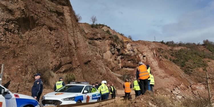 PUNIMET/ Policia bllokon aksin Librazhd-Korçë, oraret dhe rrugët alternative