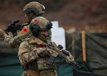 FOTO/ Gishtin në këmbëz dhe gati për neutralizim! Forcat Speciale të ushtrisë zbresin në terren