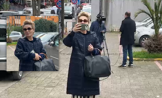 Monika Kryemadhi ne dyert e SPAK duke bere batuta me operatoret e televizioneve 