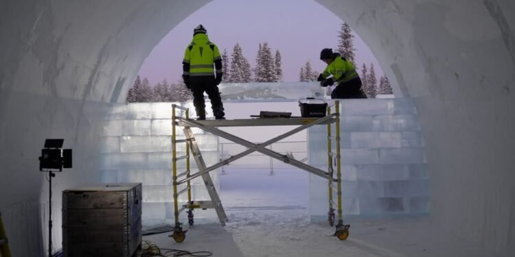 VIDEO/ Si ndërtohet një hotel me 30 000 ton akull për të shkrirë disa muaj më vonë