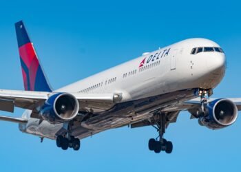 Një aromë shumë e keqe në kabinë kthen mprapsht në mes të Atlantikut avionin me qindra pasagjerë