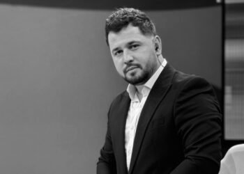 Korça vdiq! Të rrojnë fëmijët (politikanët) Po si ta shpjegojmë anglisht këtë?!