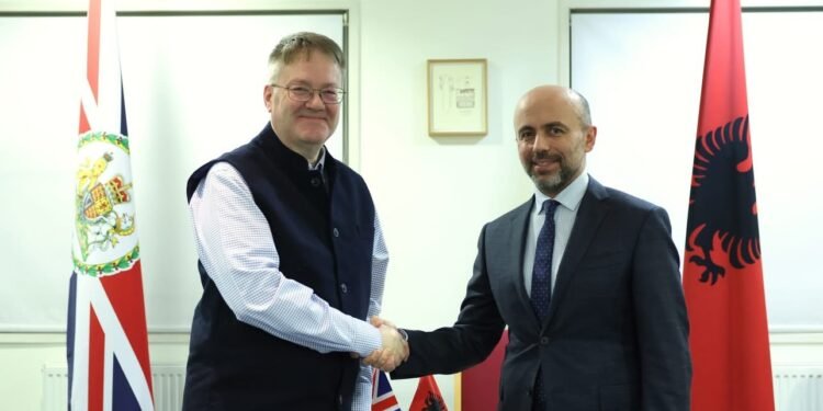 Ambasada Britanike: Jemi krenarë për partneritetin me Spitalin Amerikan, i cili mbështet me bursa studentët shqiptarë në Angli