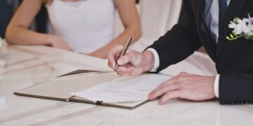 Nga ndjenja te kontrata, si po rriten marrëveshjet paramartesore te çiftet shqiptare