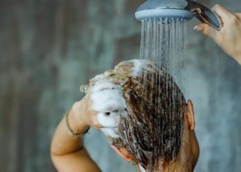 Dilema, më mirë dushi në mëngjes apo në mbrëmje?