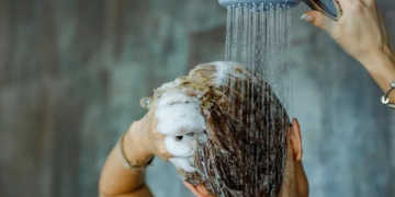 Dilema, më mirë dushi në mëngjes apo në mbrëmje?