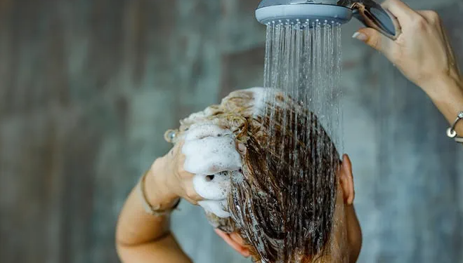 Dilema, më mirë dushi në mëngjes apo në mbrëmje?