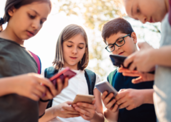 Metoda daneze që i largon fëmijët nga varësia ndaj telefonit