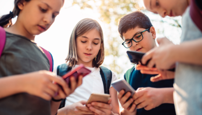 Metoda daneze që i largon fëmijët nga varësia ndaj telefonit