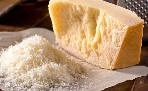 Burim proteine apo trend i ri? Djathi Parmigiano po “pushton” rrjetet sociale