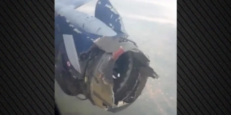 VIDEO/ Frikë në ajër, motori i avioni shpërthen në lartësi