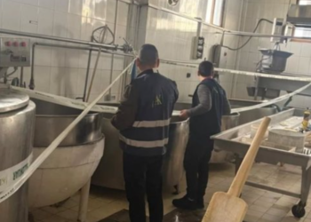 AKU bllokon mijëra kg produkte qumështi në një baxho në Fier