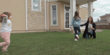 Truri i nënës dhe i fëmijës sinkronizohet gjatë lojës, edhe në gjuhë të huaj