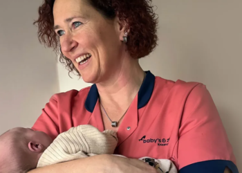 Infermierët kujdesen për prindërit e rinj pa eksperiencë në Holandë