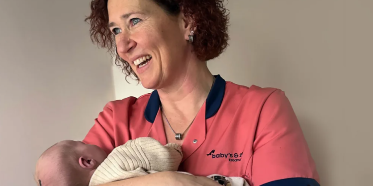 Infermierët kujdesen për prindërit e rinj pa eksperiencë në Holandë