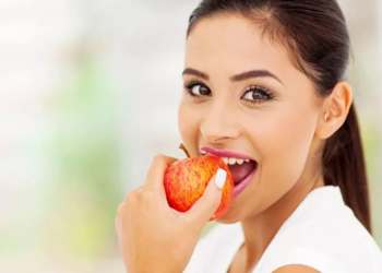 Ushqimet që ngadalësojnë plakjen e trurit, sipas studimit të ri