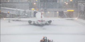 Stuhia e dëborës paralizon Bregun Lindor në SHBA, mijëra fluturime të anuluara