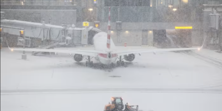 Stuhia e dëborës paralizon Bregun Lindor në SHBA, mijëra fluturime të anuluara