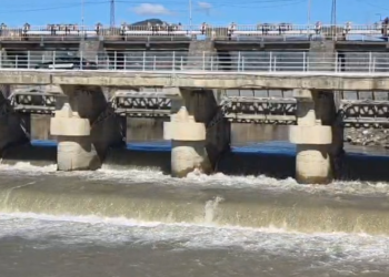 Rrezikon të shembet ura që lidh Peqinin me Belshin, ndalohet kalimi i mjeteve të tonazhit të rëndë
