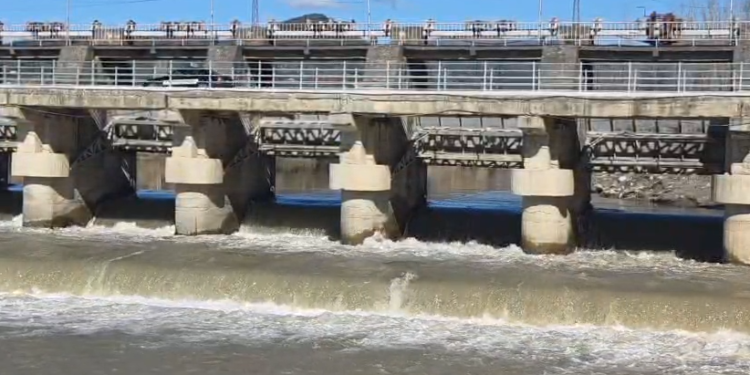 Rrezikon të shembet ura që lidh Peqinin me Belshin, ndalohet kalimi i mjeteve të tonazhit të rëndë