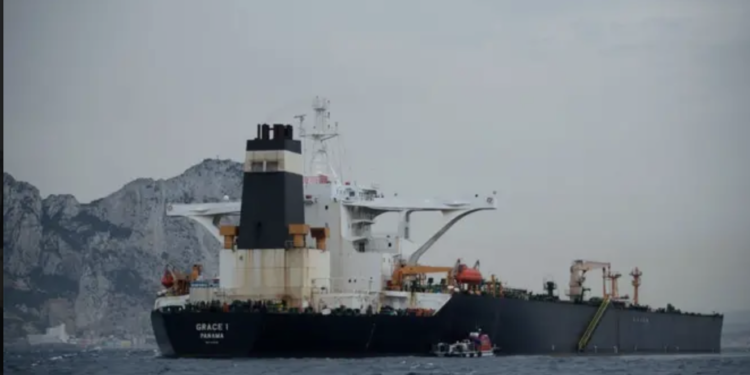 Plasi lufta, kompanitë e sigurimeve tërheqin policat për anijet që kalojnë në Gjirin e Hormuzit