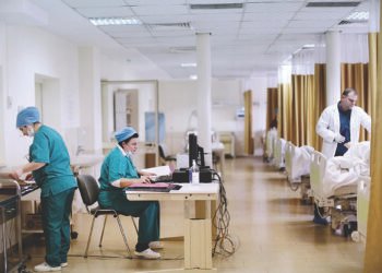 Shëndetësia “nga xhepi”, familjet shqiptare paguajnë faturën më të lartë në rajon