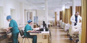 Shëndetësia “nga xhepi”, familjet shqiptare paguajnë faturën më të lartë në rajon